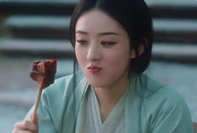 在赵丽颖正大快朵颐地品尝红烧肉时,其享受的表情显得淋漓尽致,更是