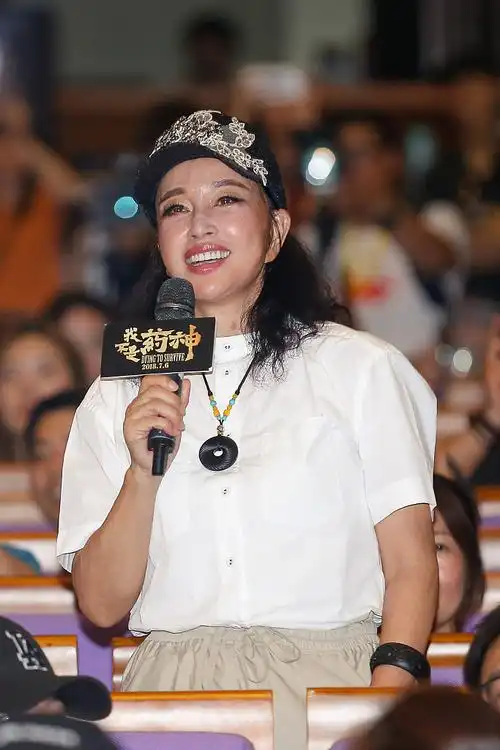 刘晓庆为徐峥新电影捧场 头戴棒球帽笑容满面