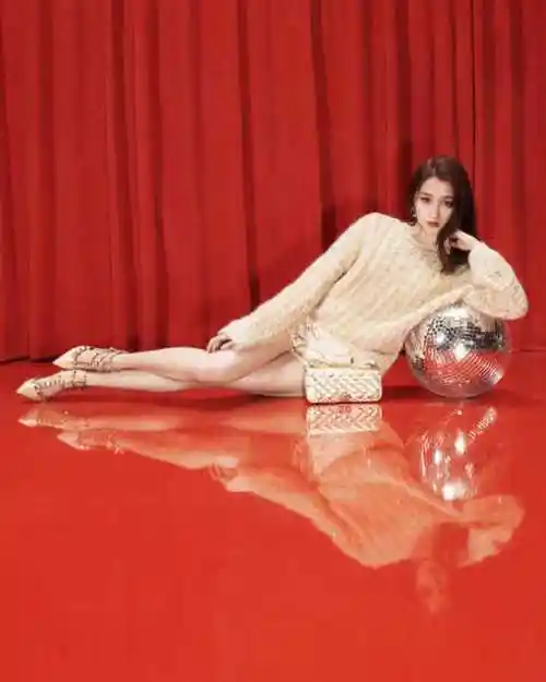 关晓彤金色毛衣造型优雅贵气,大长腿好吸睛,女明星的气质拿捏住了