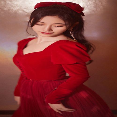 明星鞠婧祎2020春夏红方领泡泡袖丝绒连衣裙