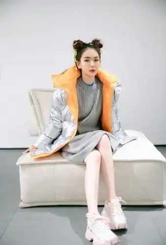 戚薇丸子头清新俏皮写真图片24