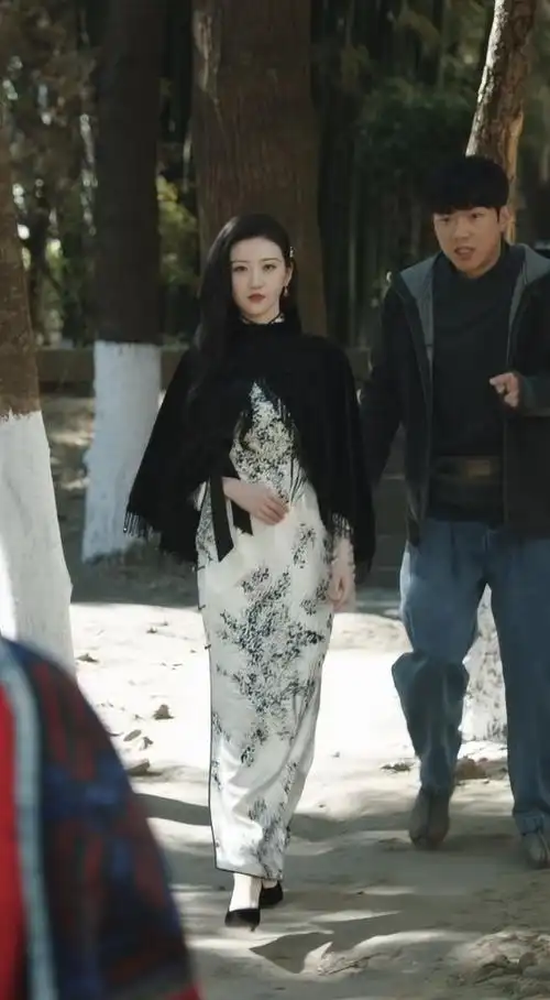 看完《司藤》的服装要是还不认识"改良旗袍",那就是你的不对了