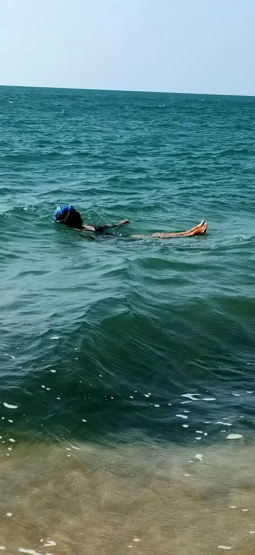 2020年2月21号在大海里游泳