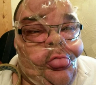 脸缠胶带自拍惊呆网友 面目狰狞以丑取胜(组图)