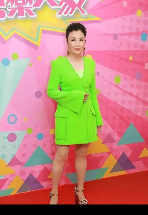 汪明荃真不像"奶奶辈",一袭绿色旗袍温婉古典,时尚感不输00后_印花