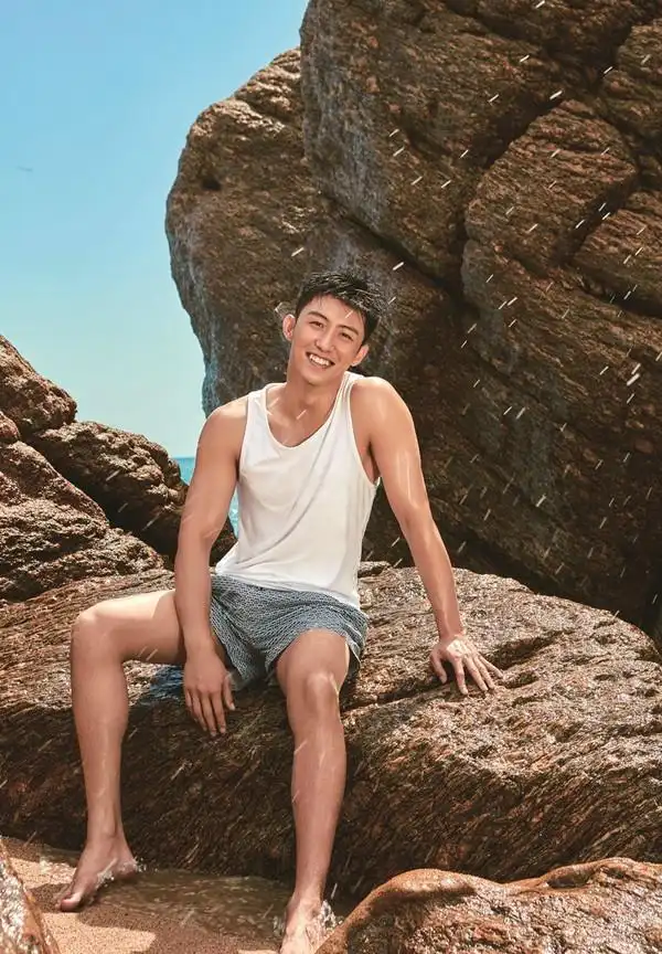 黄景瑜晒日本度假自拍照,在冰天雪地中放飞自我!