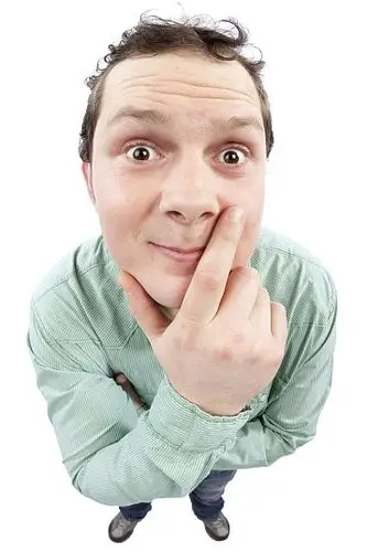 男青年_微笑_思考_扭曲_图像_鱼眼镜头_工作室_隔绝_纯_白人_图片大全