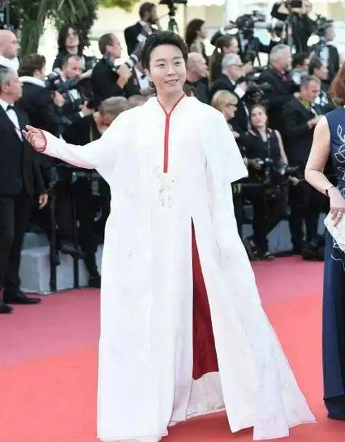 40岁李玉刚出席活动,穿一袭中国风汉服,成全场亮点!_白色_造型_古风