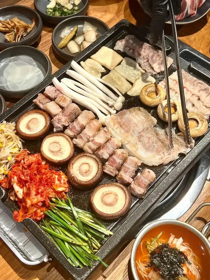 馋了很久的铁板烤肉 - 抖音