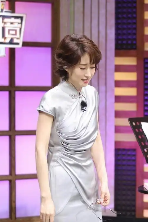 声临其境刘敏涛穿银缎旗袍亮相优雅又大气越来越少女了