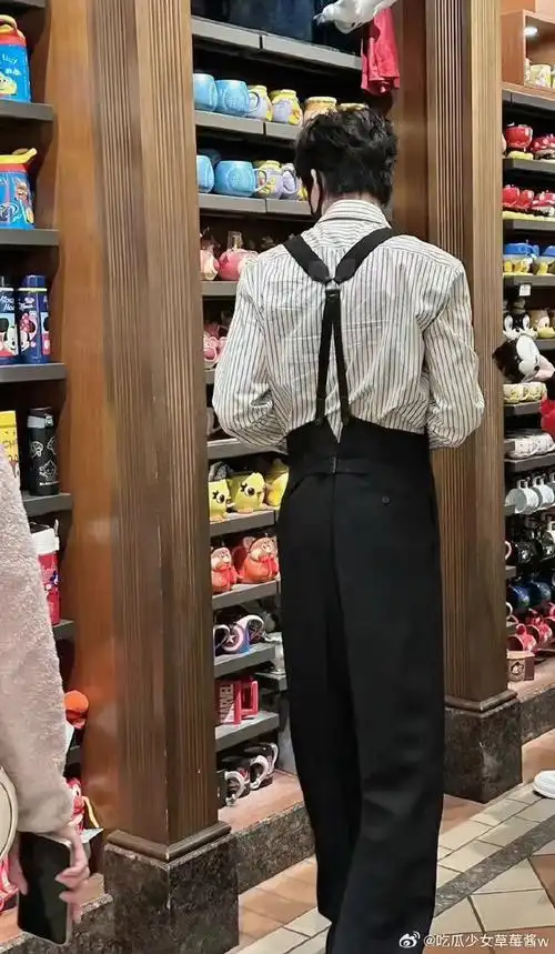 迪士尼偶遇刘宇宁#00今天被路人偶遇看到最多的一句话就是,啊啊啊