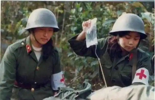 1986年老山战场照《死吻》:那名救护队女战士张茹,后来怎样了_越南_赵