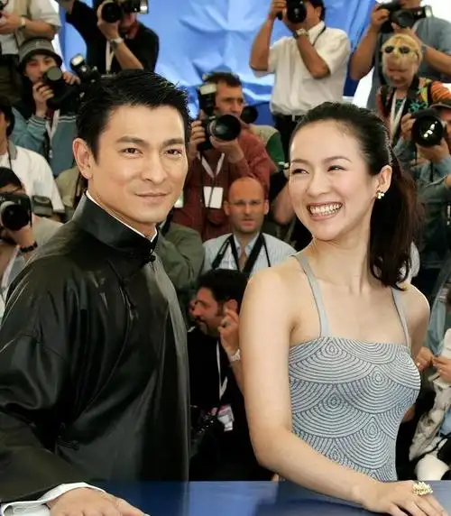 照片里的金城武和刘德华也不愧是巨星级别,拒绝油头粉面,一个西装,一