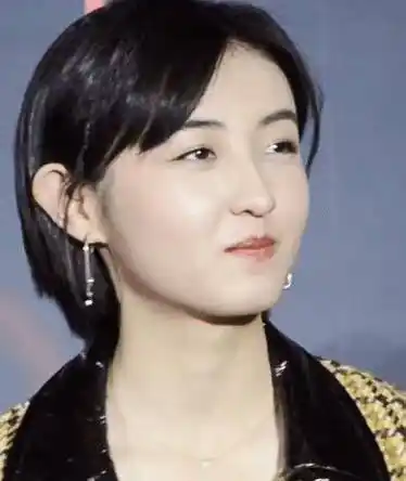 张子枫现身成都,皮肤白嫩侧颜超美,同框168女演员,身高真相了_电影