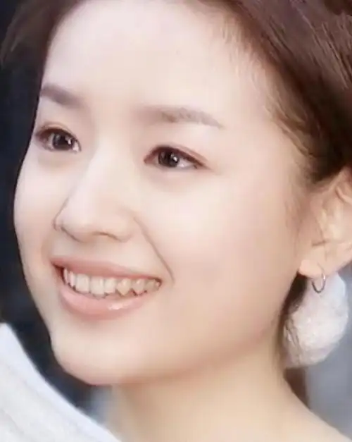 董洁年轻时的容貌曾经备受赞誉,头顶圆润饱满,侧脸线条极为流畅,鼻梁