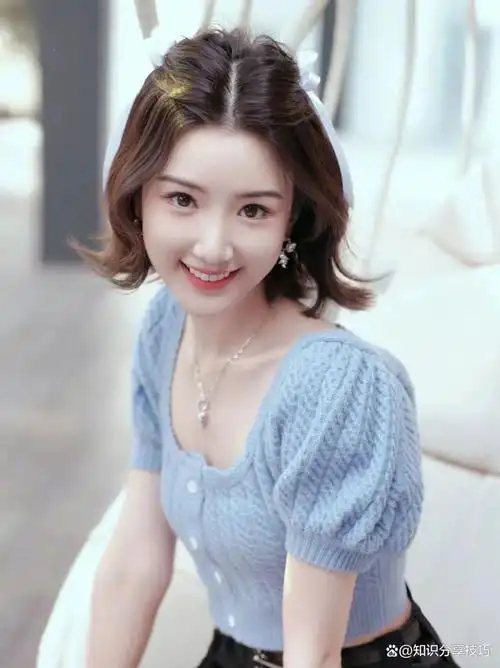 毛晓彤短发的魅力在于其冷艳与甜美并存,给人