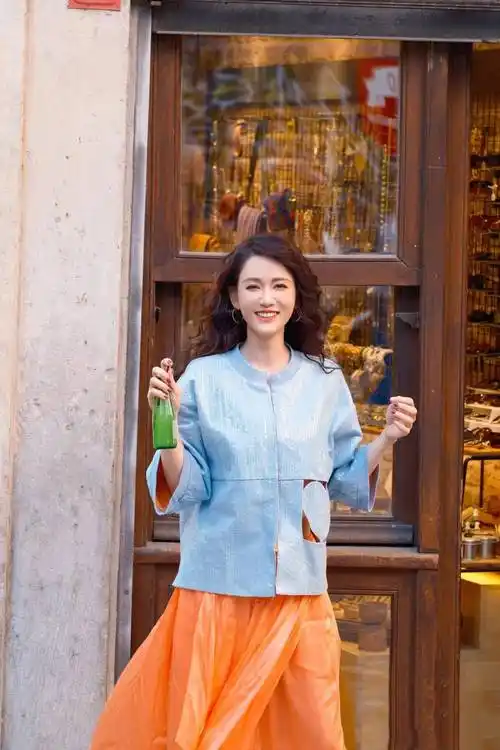 陈乔恩结婚后烫了大波浪,穿二分上衣 阔腿裤,44岁美出新高度_外套