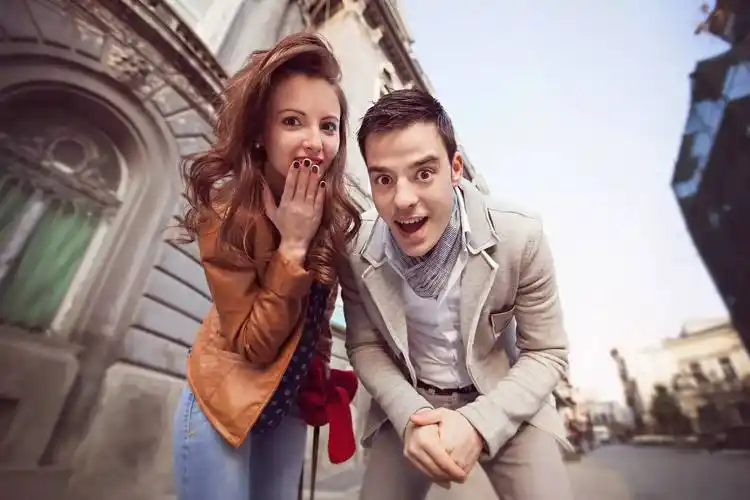 摆脱平淡游客照,试试浪漫有趣的情侣合影