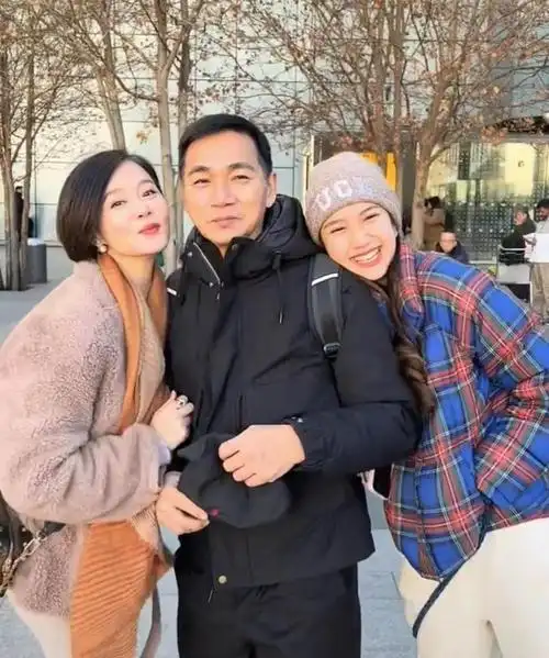 骆达华携妻女现身广西!老婆穿百元衣,学霸女儿身材火辣似混血