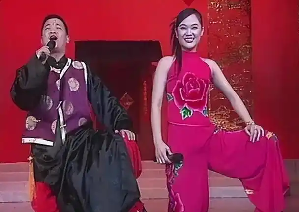 而这次登台也宣告着孙小宝正式成了一名二人转演员.