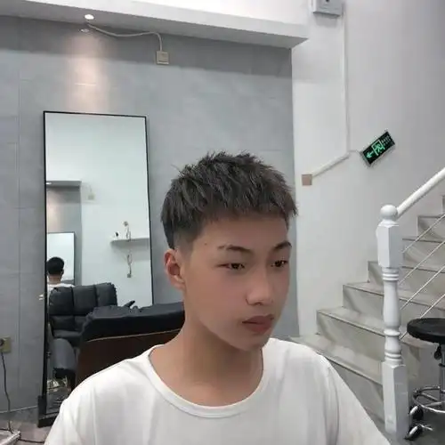 短的碎发发型,把两边的头发渐层铲短,上面的头发及刘海保留一定的长度