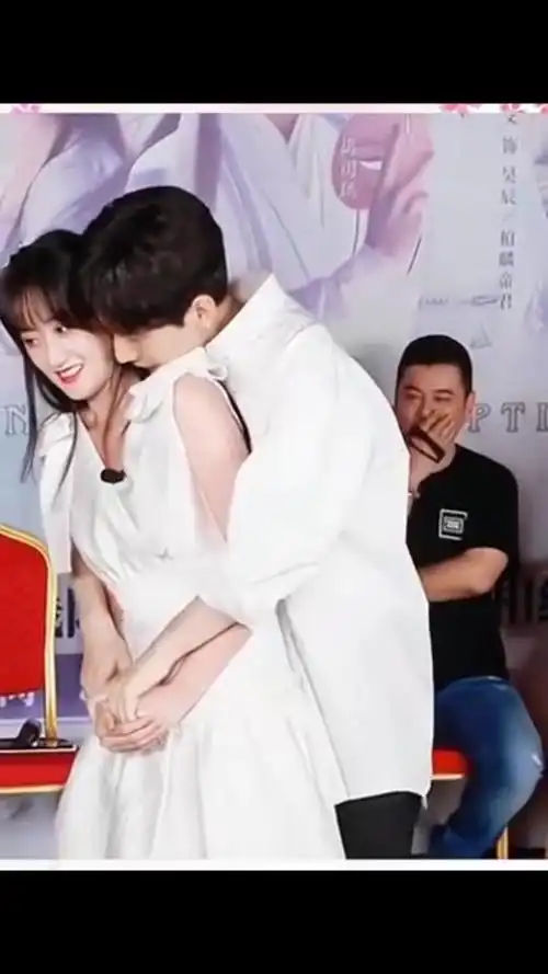 成毅袁冰妍避嫌前是这样的,瞧司凤这无处安放的小手,太可爱了