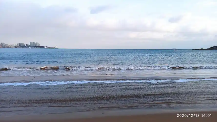 今日的青岛天气阳光明媚但比较冷中午下了瞬间雪花~~海边云美极了