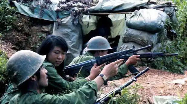 老山前线回顾图七是一位母亲为儿子扫墓照曾感动无数网友