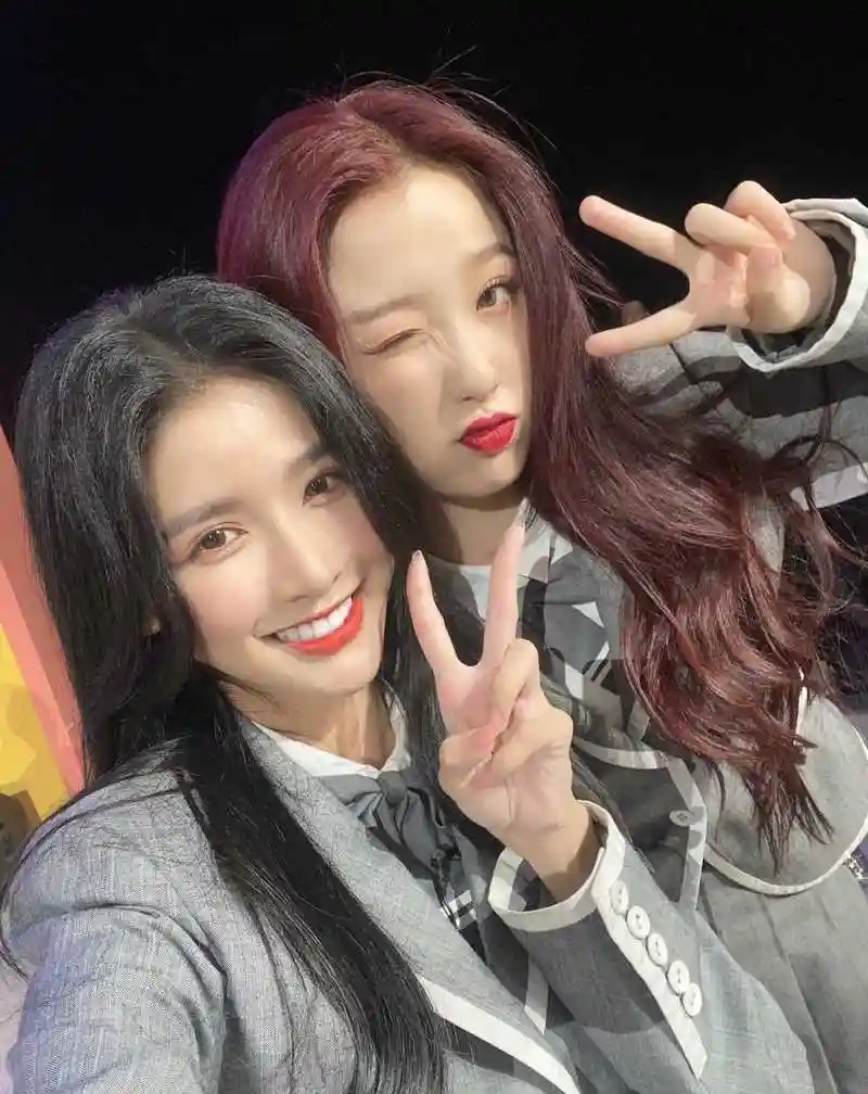 当偶像们失去专属打光,虞书欣依然甜,孔雪儿不愧是门面担当