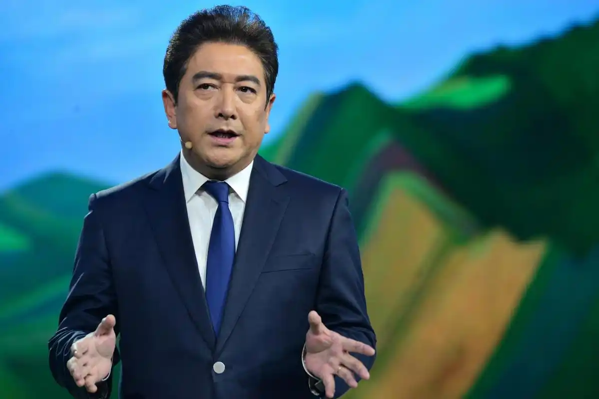 2007年,水均益妻子突然瘫痪,他却提出离婚,转身娶了小13岁杨迪