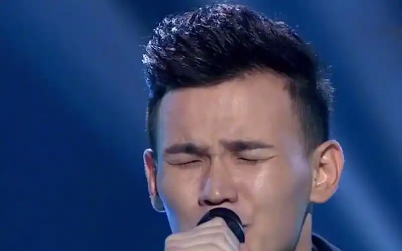 李维开口惊艳四座《一江水》将心都融化的嗓音