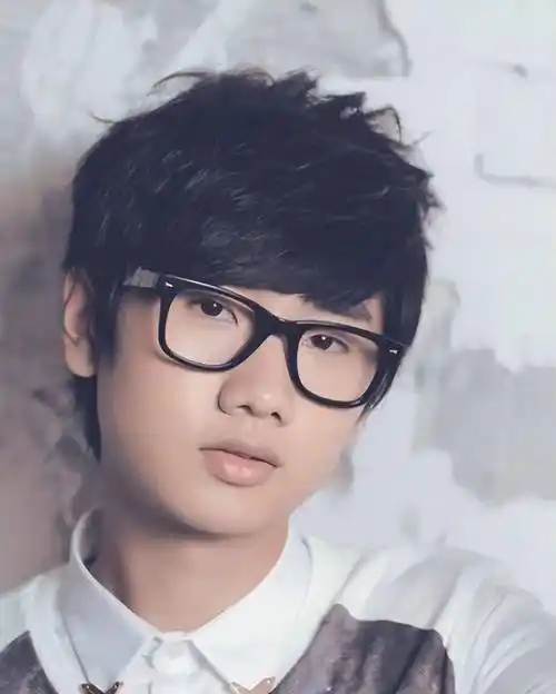 2010年5月,汪苏泷发布了个人首张专辑《弗斯特》,随后汪苏泷一直坚持