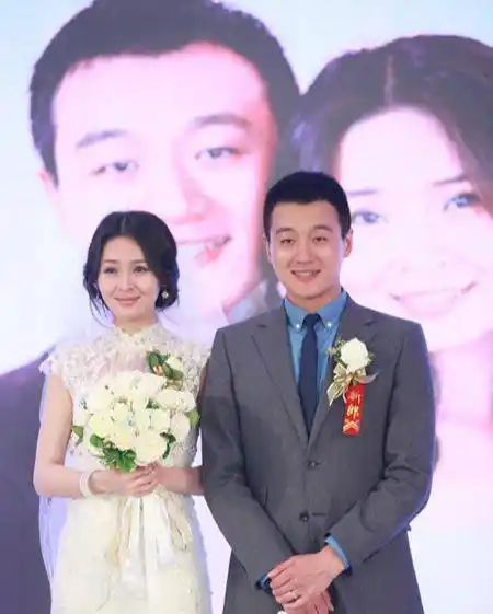 她放弃当外交官做演员,出道11年零绯闻,与富豪丈夫闪婚成赢家_于明加