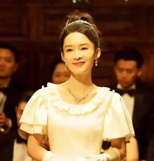 《庆余年2》即将开播,李沁穿短款旗袍现身,与张若昀避嫌明显