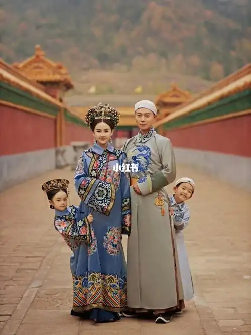 更是每一个家庭成员值得珍藏一生的留念宫廷风古装全家福构图以大场景