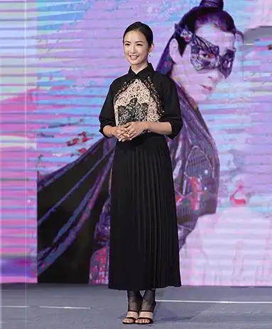 林依晨干练马尾配黑裙,"丝袜"凉鞋成亮点,冻龄颜值美得不像37