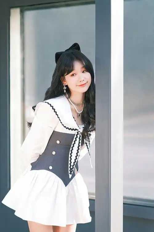 徐梦洁学院风连衣裙复古浪漫 戴蝴蝶结发饰笑容甜美