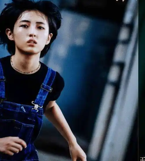 原创张子枫答应粉丝晒自拍一口气发4张素颜照额头上还有痘印