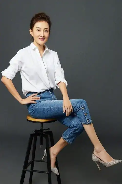 47岁演员牛莉晒出近照,穿着简单大秀好身材,笔直双腿非常吸睛