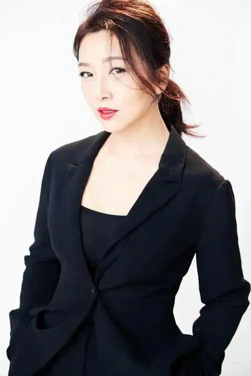 江珊曝最新时尚大片 柔美干练展优雅气质