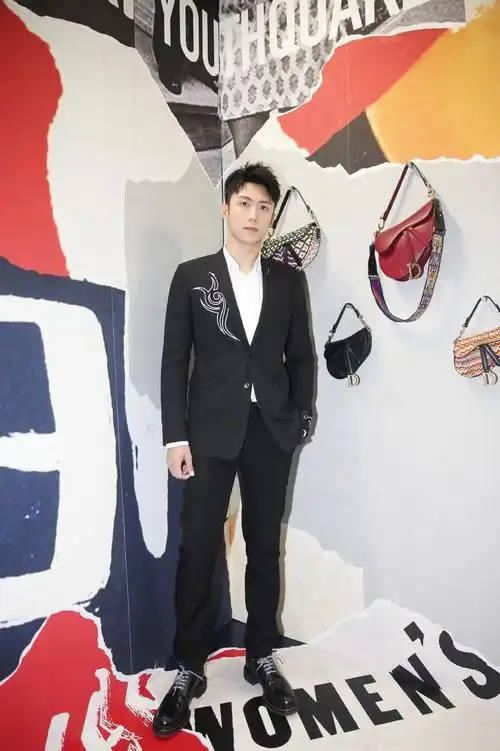 黄景瑜一袭典雅西装亮相活动 网友:撩到犯规,请停止散发魅力