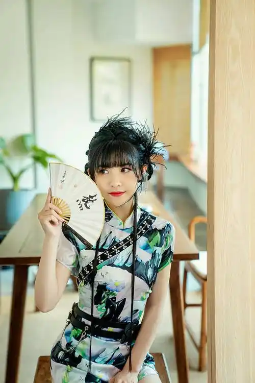 赖美云穿旗袍似民国大小姐小扇遮面纤腰韵味十足