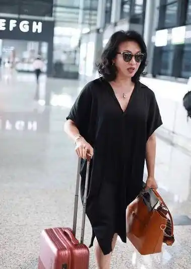 52岁金星终于穿对了黑色v领连衣裙优雅减龄无奈小腿暴露年龄