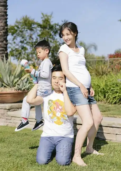 陈龙一家同框照曝光 扛起怀二胎的章龄之堪称背起整个世界