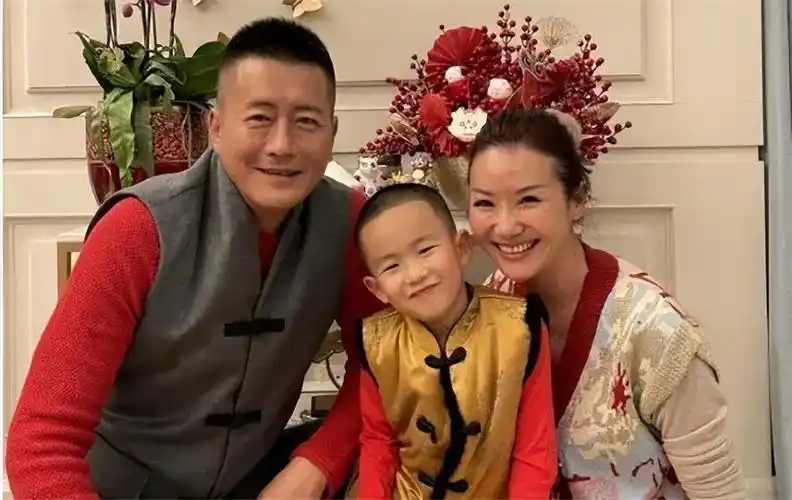 首先就是江珊,她在拍戏时结识的圈内的男明星靳东,靳东比她要小九岁