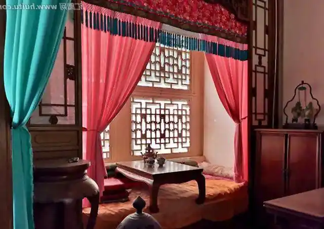 从贾母仅潇湘馆,到换上新的软烟罗窗纱,整个过程也就片刻之间,书中的