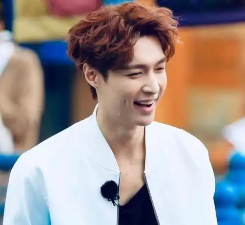 极限:张艺兴甜笑露酒窝,热巴小熊发箍太可爱,网友:太般配!