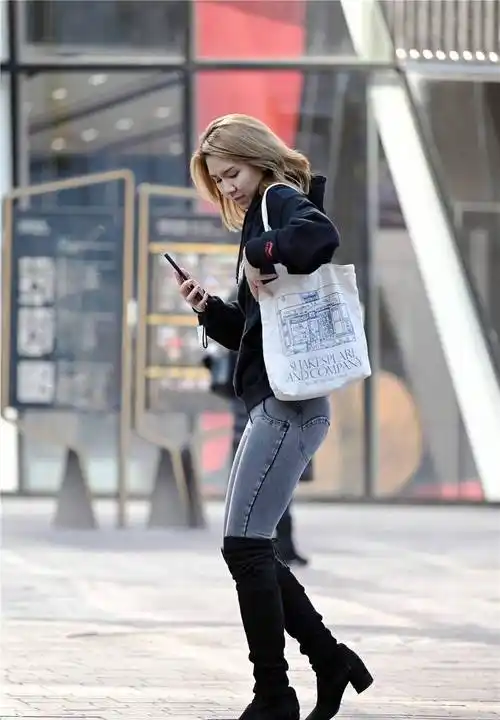 紧身牛仔裤搭配长靴,秋冬季节的经典搭配,也会穿出时尚的效果_身材
