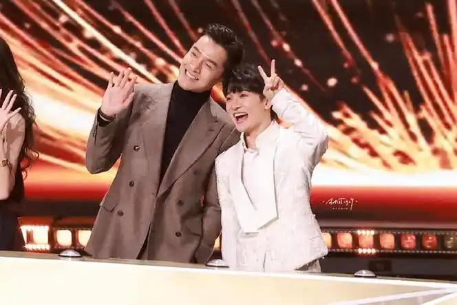 生米:合照是吧拿去!|周深_新浪新闻