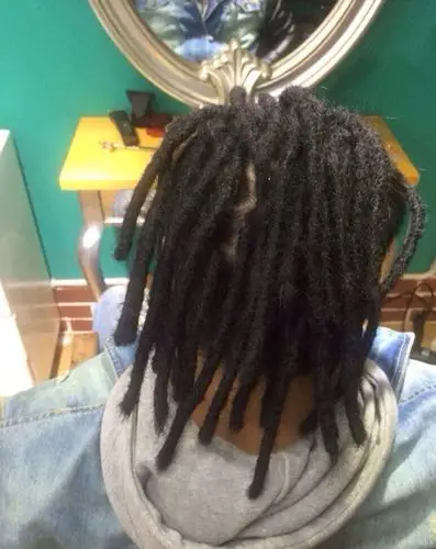 黑人的脏辫,是扎一次就不拆吗?看看黑人是怎么洗小脏辫